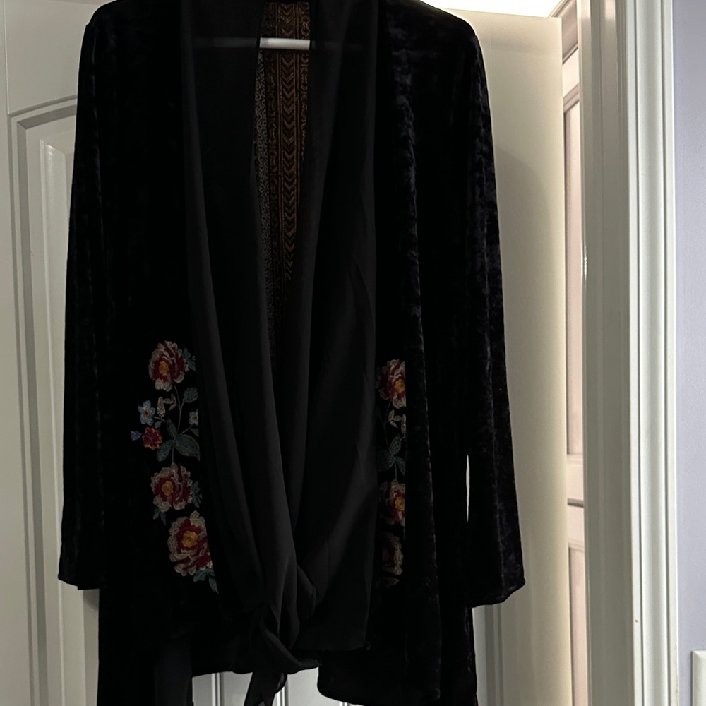 ANDREE BY UNIT Black Floral Embroidered Top